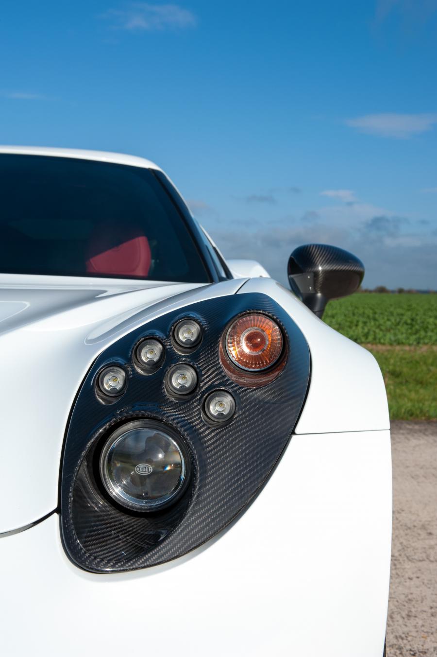 Детали экстерьера Alfa Romeo 4C 2015 года  (UK) (фото 31 из 45)